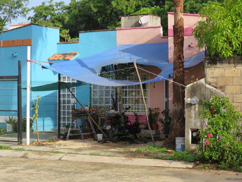 En la Súpermanzana 202, sobre la calle Tehuacán, con Atlixco fue baleado este domicilio, afortunadamente la persona que se encontraba ahí salió huyendo con destino desconocido.