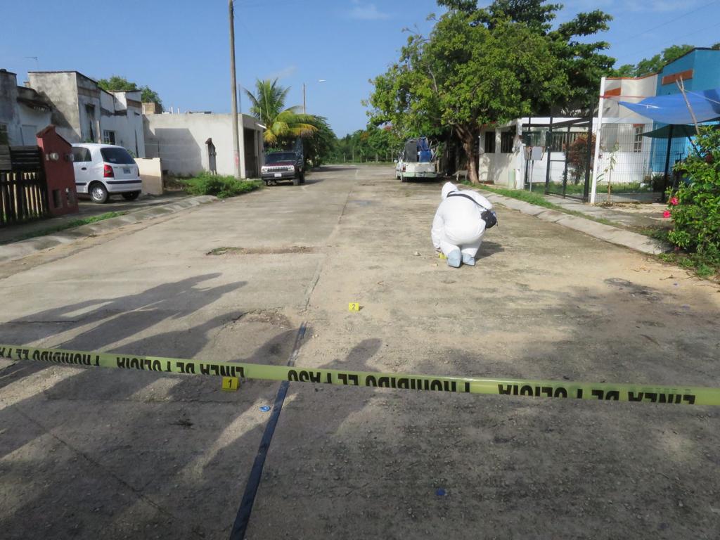 Peritos de la Fiscalía de abocaron a recabar pruebas y casquillos percutidos que dejaron los asesinos a sueldo.