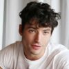 Encuentran a Ezra Miller con armas y vistiendo chaleco antibalas