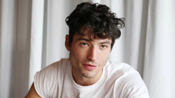 Encuentran a Ezra Miller con armas y vistiendo chaleco antibalas