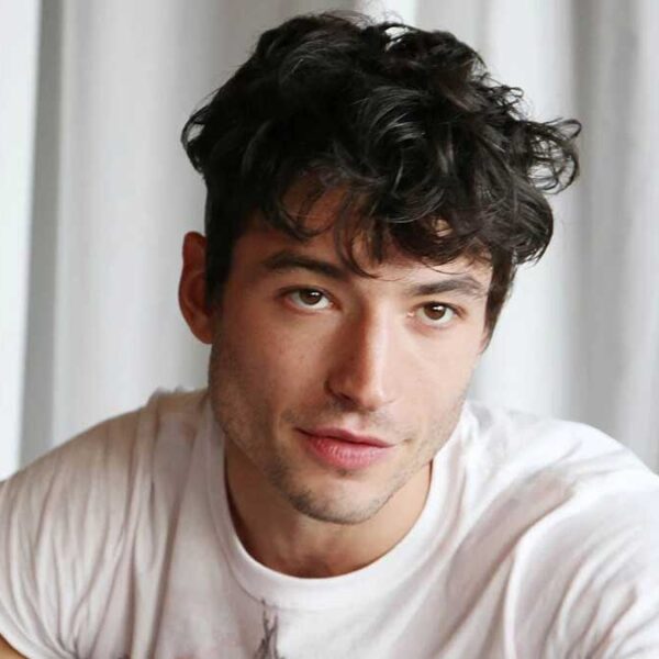 Encuentran a Ezra Miller con armas y vistiendo chaleco antibalas