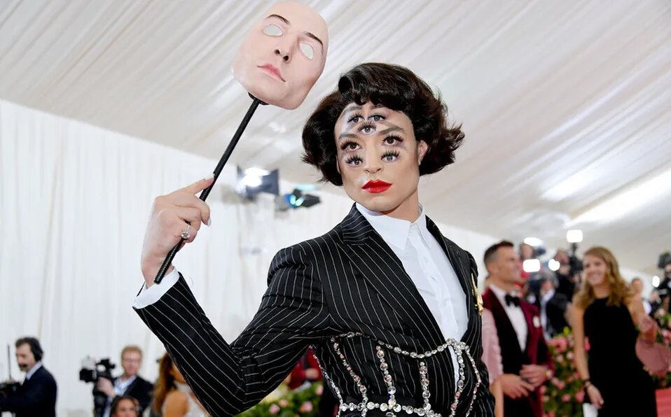 Encuentran a Ezra Miller con armas y vistiendo chaleco antibalas