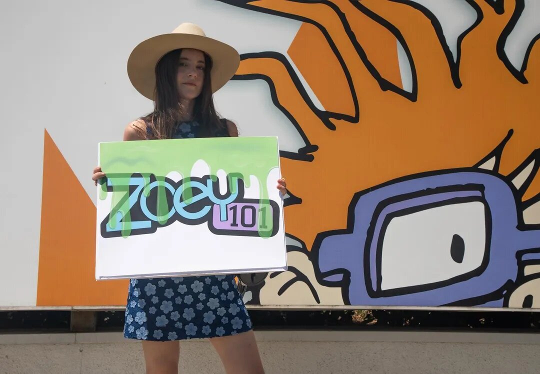Ex actriz de 'Zoe 101' protesta afuera de Nickelodeon por abuso infantil