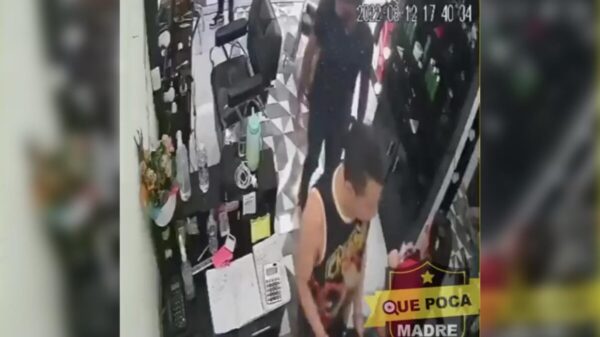 Difunden video de extorsionadores a barbería de Cancún, los sujetos exigen a los empleados 50 mil pesos quincenales "para hoy"