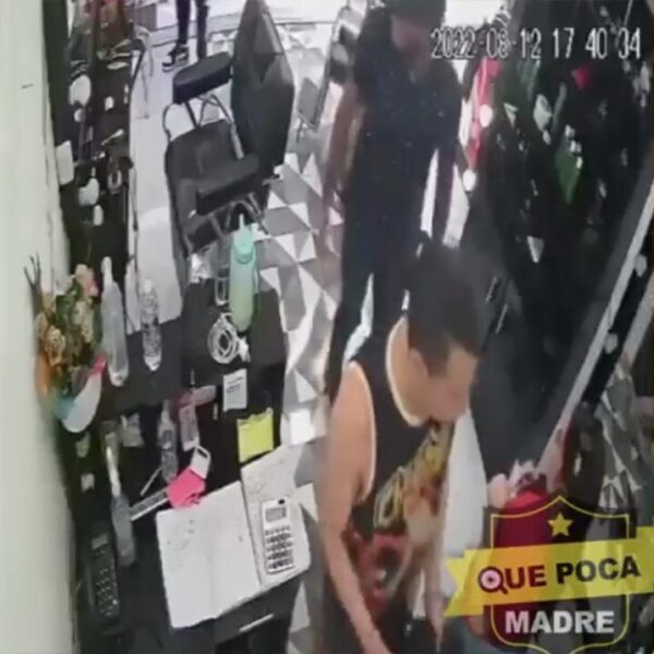 Difunden video de extorsionadores a barbería de Cancún, los sujetos exigen a los empleados 50 mil pesos quincenales "para hoy"