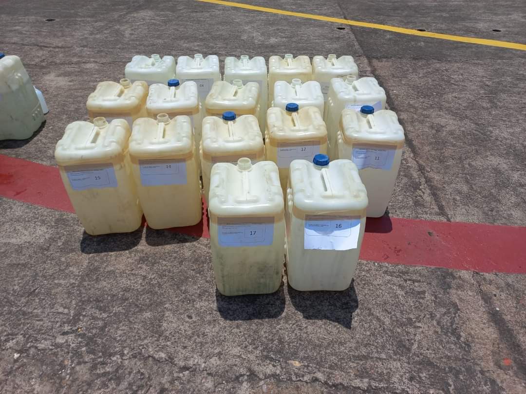 Interceptan marinos narcolancha con paquetes de cocaína; asestan autoridades otro golpe al narcotráfico en costas michoacanas.