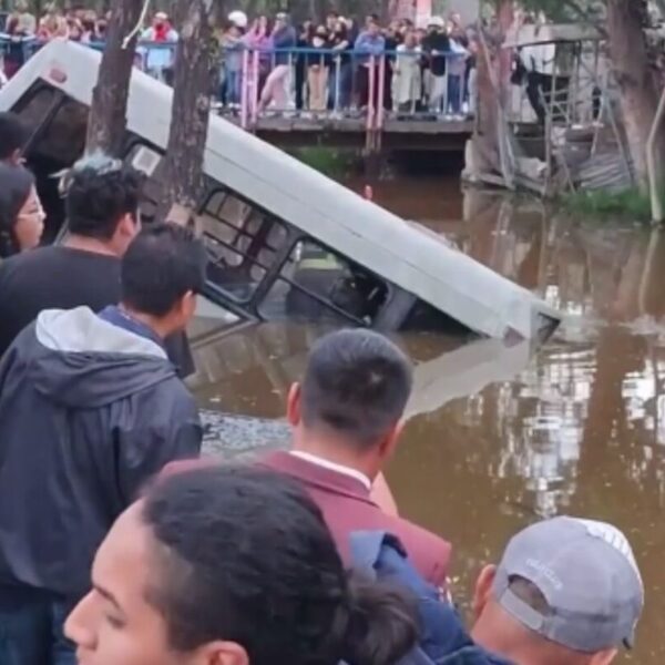 Microbús choca contra puesto y cae a un canal de Xochimilco (VIDEO).
