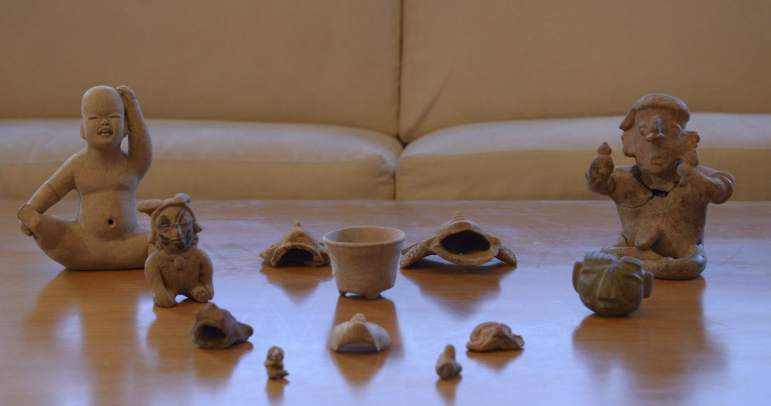 Recupera el INAH tesoro arqueológico que era vendido en un tianguis; en la Ciudad de México detienen a dos sujetos con 93 piezas prehispánicas.