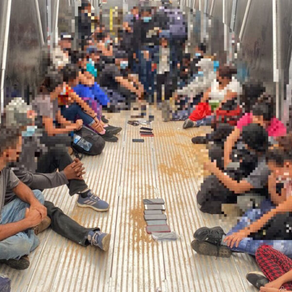 Rescata a 47 migrantes en un tráiler con placas de EU.