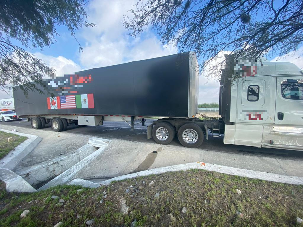 Rescata a 47 migrantes en un tráiler con placas de EU; fueron detectados durante una revisión en la carretera Matehuala-San Luis Potosí.