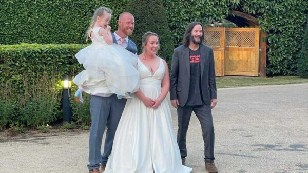 Fan invita a Keanu Reeves a su boda ¡Y si fue!