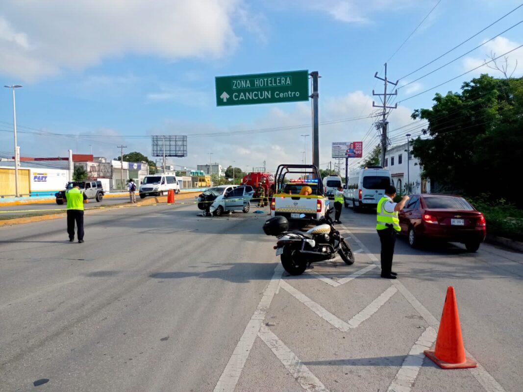 Muere pasajera de un taxi en fatal choque en el bulevar Colosio de Cancún; la unidad 6516en la que viajaba se impactó contra un poste.