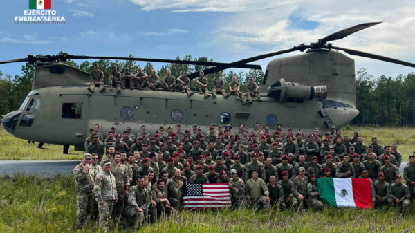 Entrenan a fusileros paracaidistas del Ejército Mexicano en Estados Unidos