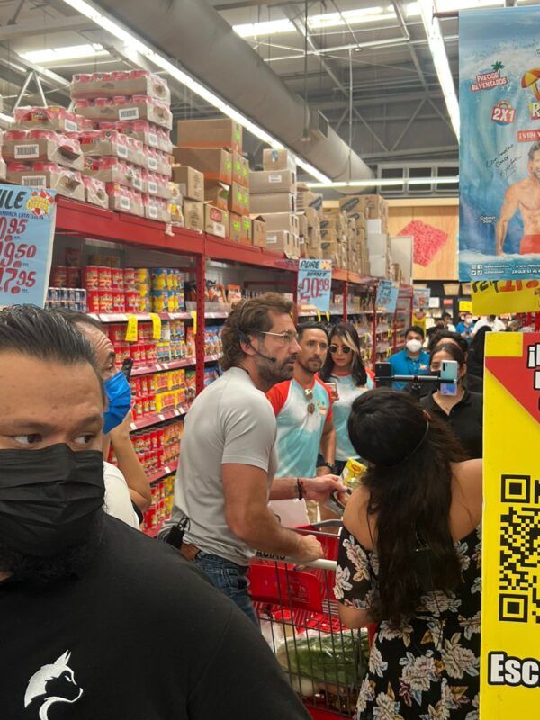 Según imágenes y videos que circulan en redes sociales, el actor de telenovelas se ve muy contento con una lista de productos, recorriendo los pasillos del supermercado