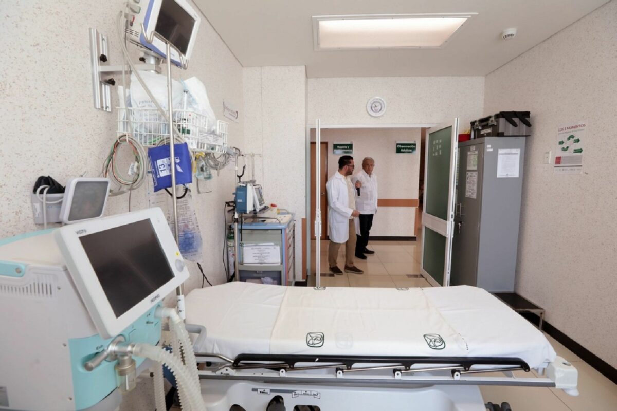 El presidente López Obrador supervisa el Hospital Materno Infantil de Colima, como parte del plan de salud IMSS Bienestar, a inicios de agosto.
