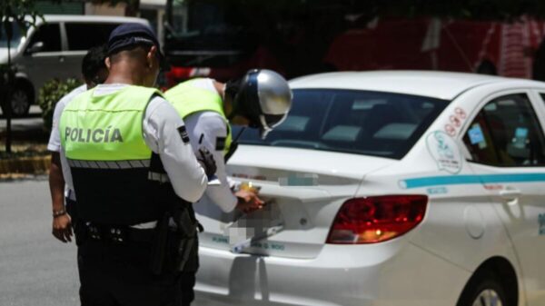 Despliegan operativo contra "gandallas viales" en Playa Del Carmen