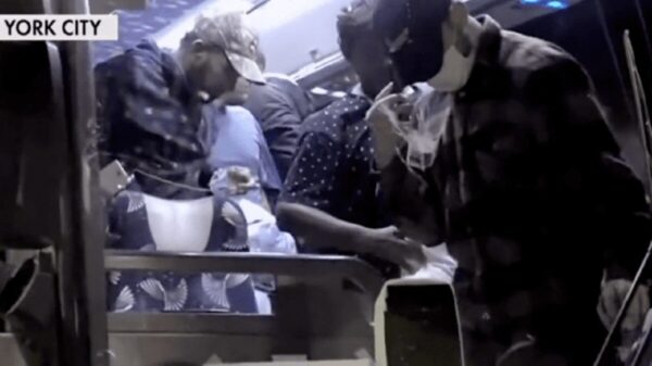 Gobernador de Texas envía a NY autobuses con indocumentados