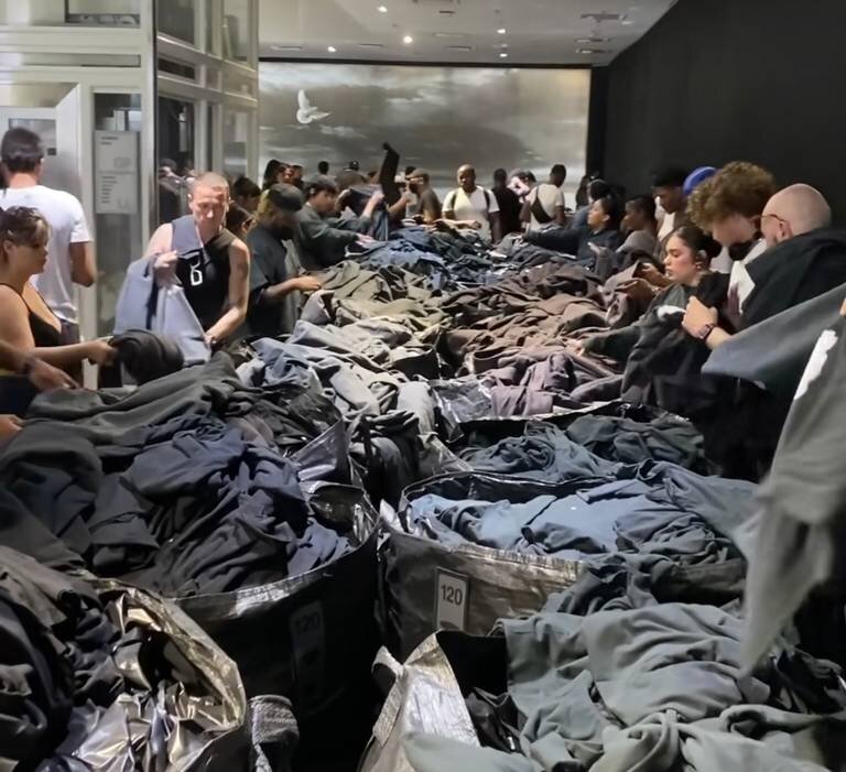 Kanye West responde a críticas por vender ropa en "bolsas de basura"