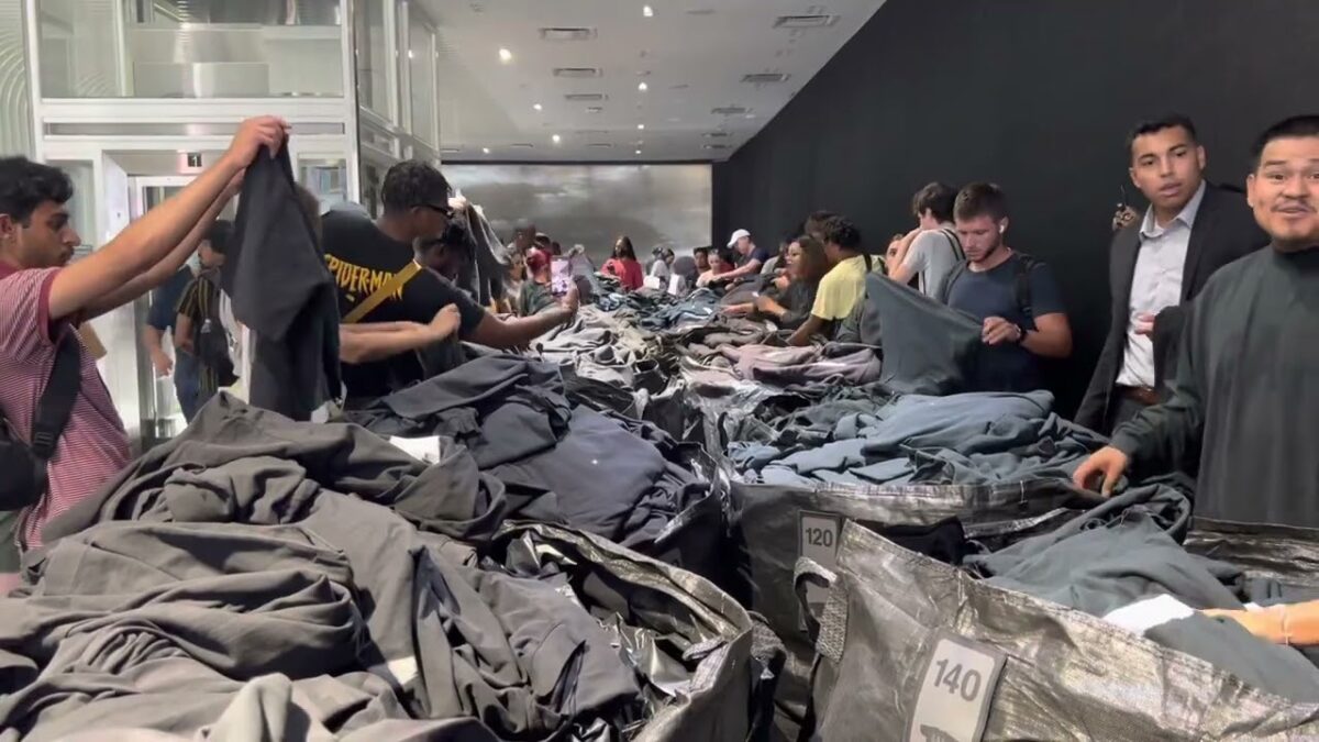 Kanye West responde a críticas por vender ropa en "bolsas de basura"