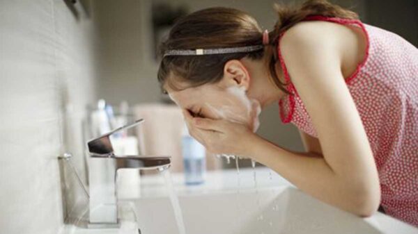 ¿Lavar la cara con agua fría es bueno?