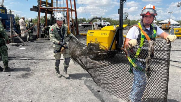 Explotan familiares de mineros y exigen intervención de rescatistas extranjeros