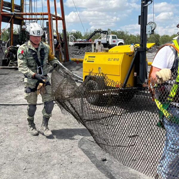 Explotan familiares de mineros y exigen intervención de rescatistas extranjeros
