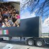 Aseguran trailer en Texas con 150 migrantes hacinados