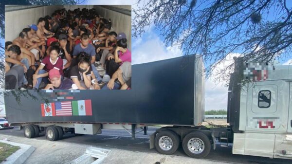Aseguran trailer en Texas con 150 migrantes hacinados