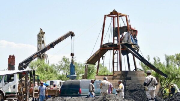 Mineros abrigan esperanza de que compañeros sigan con vida