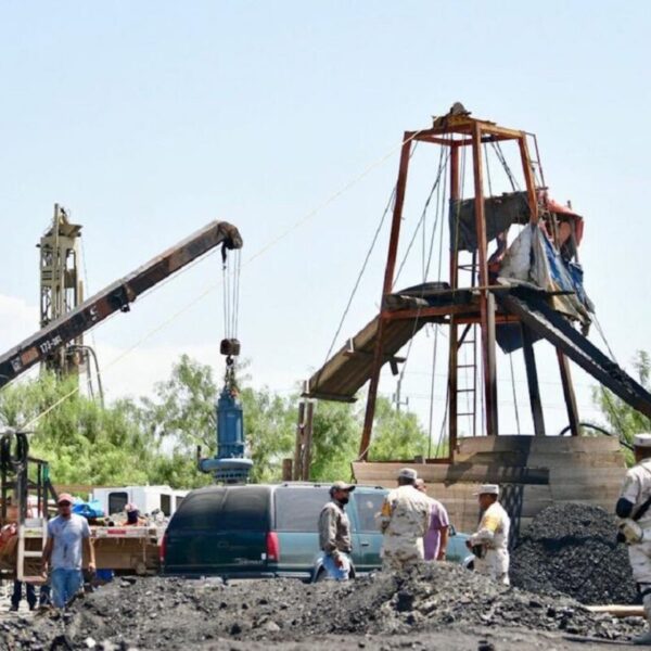 Mineros abrigan esperanza de que compañeros sigan con vida