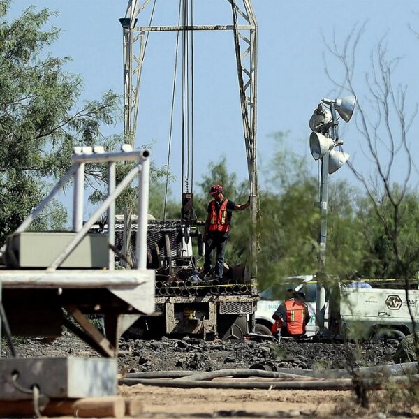 Evalúan tres opciones para rescate de mineros en Coahuila.