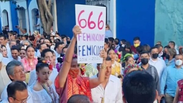 Mujer engaña a Murat, se toma selfie y cambia cartel que acusa feminicidios