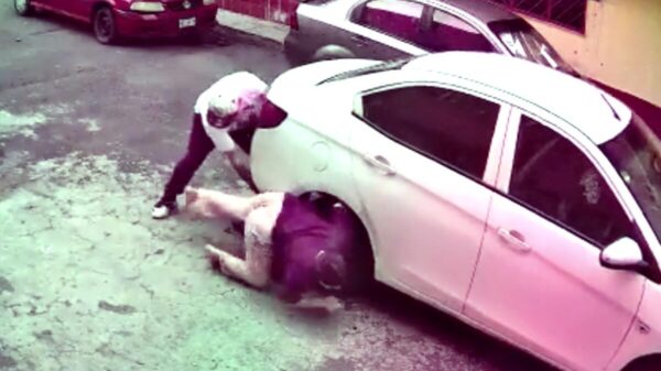 Niño de tres años es aplastado por auto, pero sobrevive