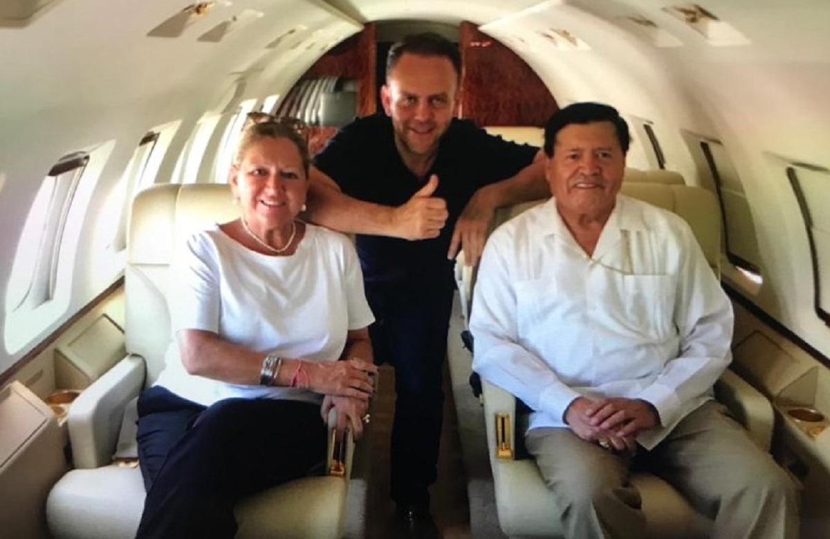 El cardenal Norberto Rivera junto a su amigo, el empresario Fernando Peyro de la O (señalado por narcotráfico), y Amelia Mera, una ejecutiva española, en un vuelo privado.