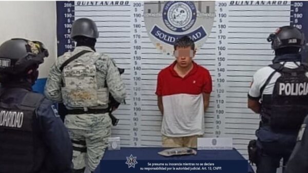 Detienen a pistolero en la Quinta Avenida de Playa del Carmen.