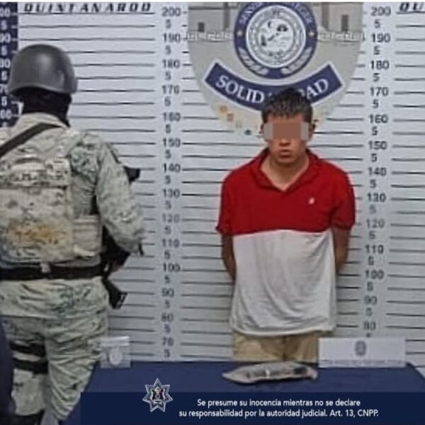 Detienen a pistolero en la Quinta Avenida de Playa del Carmen.