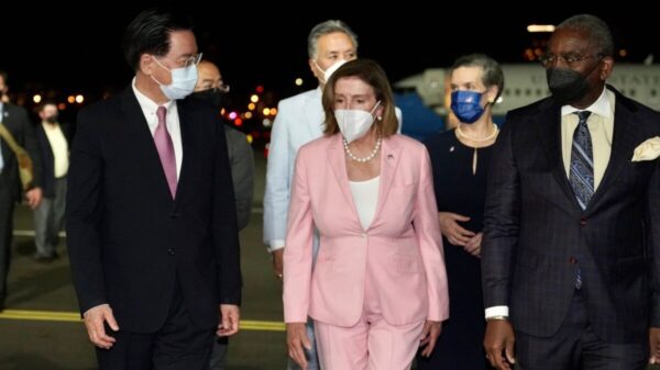 Desafía Pelosi y EU a China y Rusia, aterriza en Taiwán