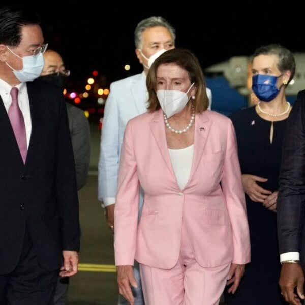 Desafía Pelosi y EU a China y Rusia, aterriza en Taiwán