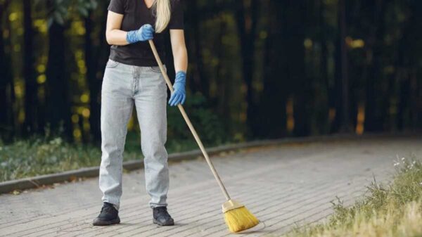 Por esta razón no debes barrer de noche