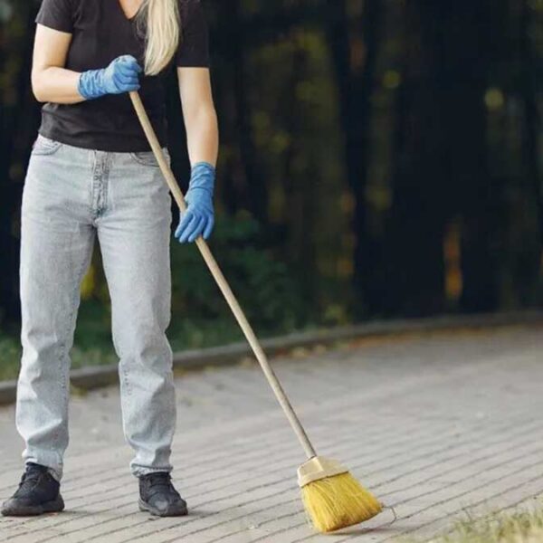 Por esta razón no debes barrer de noche