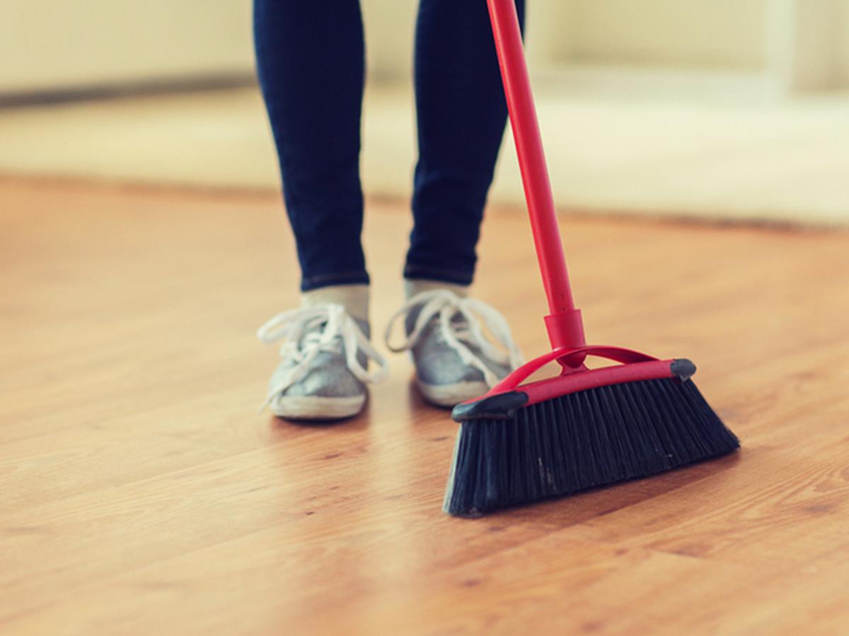 Por esta razón no debes barrer de noche