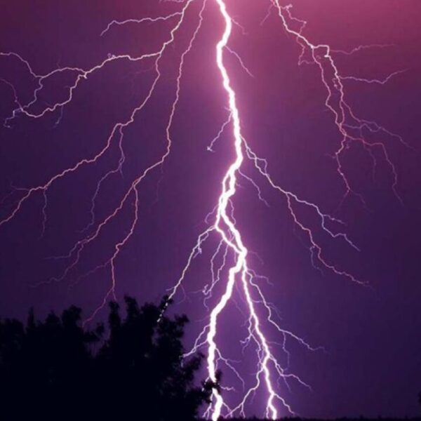 Mortal rayo cae sobre familia y mata a madre e hijo