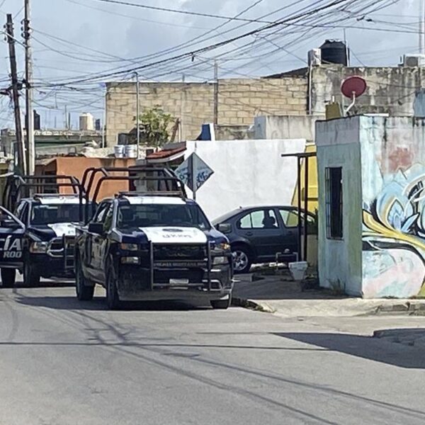 Dejan hielera con presuntos restos humanos en la SM 91 de Cancún