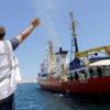Barco humanitario ‘Ocean Viking’ espera puerto para desembarcar a 466 migrantes.