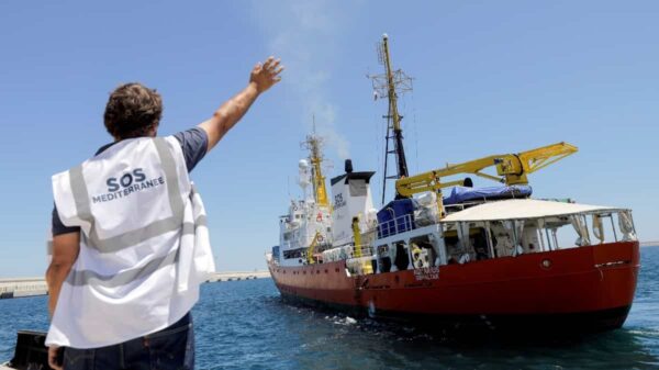 Barco humanitario ‘Ocean Viking’ espera puerto para desembarcar a 466 migrantes.