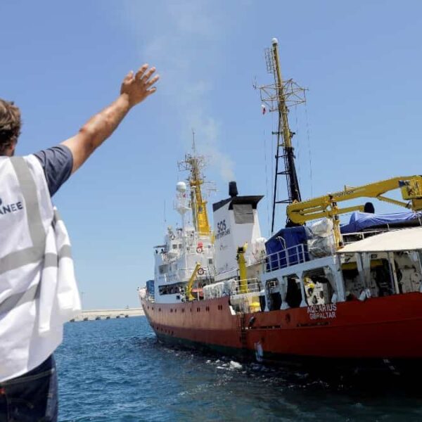 Barco humanitario ‘Ocean Viking’ espera puerto para desembarcar a 466 migrantes.