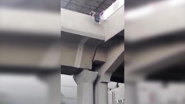 Sujeto salta en estación del metro y sobrevive al caer sobre auto