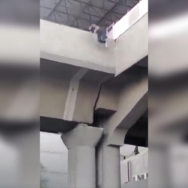 Sujeto salta en estación del metro y sobrevive al caer sobre auto