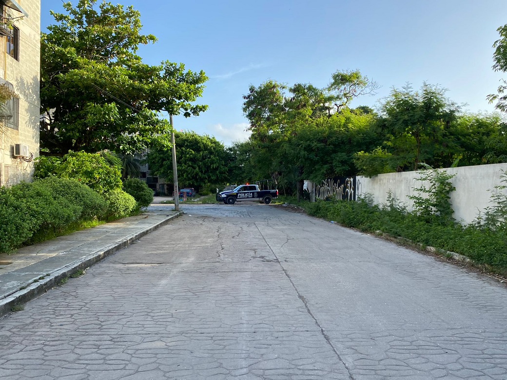 Hallan ejecutado en fraccionamiento Corales en Cancún; al parecer se trata de un taxista al cual le dejaron un narcomensaje.
