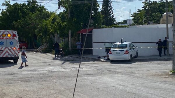 Muere taxista a bordo de su unidad por paro cardiaco